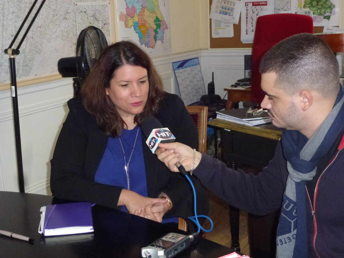Edwige Darracq répond aux questions d'Enzo Rousseau de Hit FM, lors de la présentation à la presse