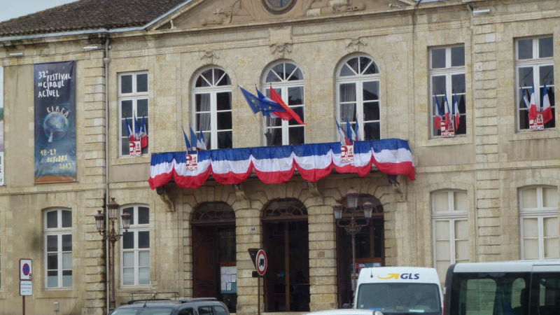 Changement de décoration : la mairie illuminée tout en bleu
