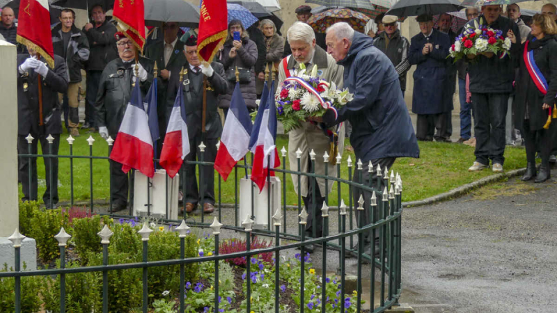 Une cérémonie sous la pluie