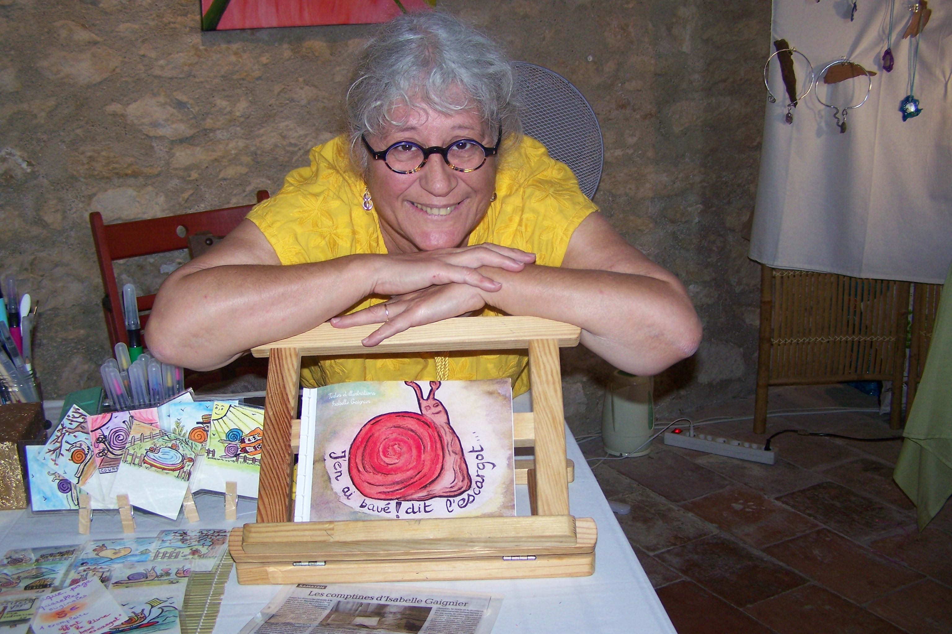 Philomène devant son livre de recueil