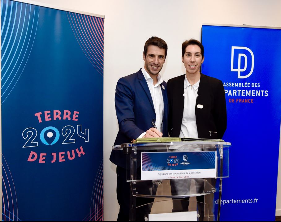 Tony Estanguet, président du Comité d'organisation des JO à Paris, a remis le label à Lydie Toison, vice-présidente du Conseil Départemental en charge des sports.