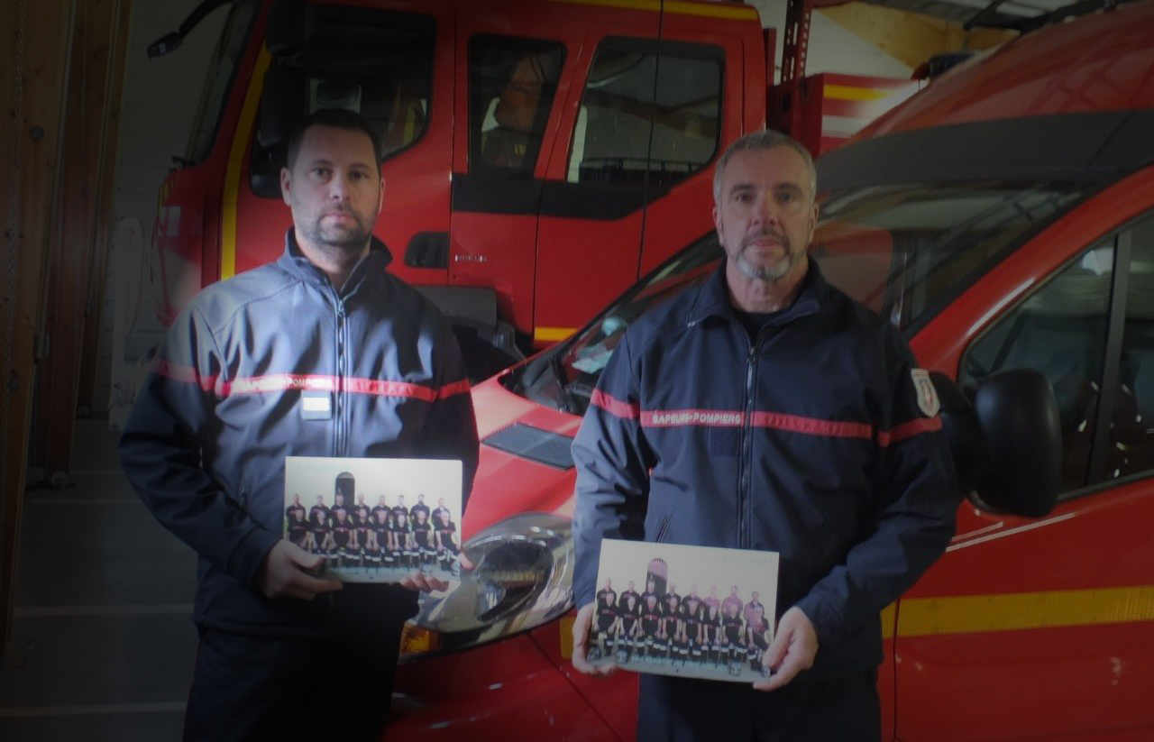 Le chef de corps, Julien Boison, et le président de l'amicale des pompiers, Claude Baqué, présente le calendrier 2020.   
