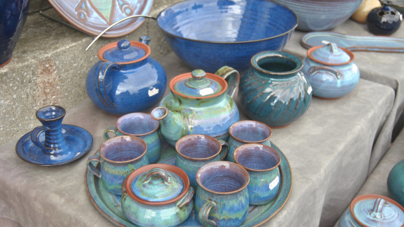  Un marché de potiers