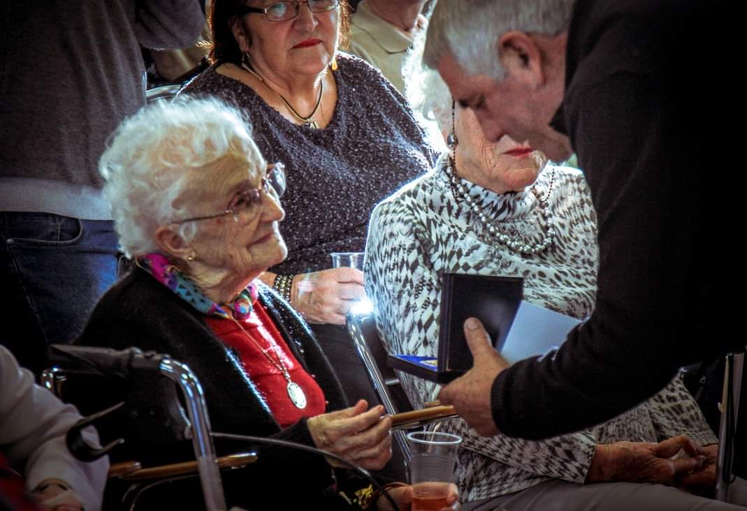 Gérard Castet, maire de Beaumarchés et conseiller départemental, remet la médaille d'honneur de la ville, à Fernande.