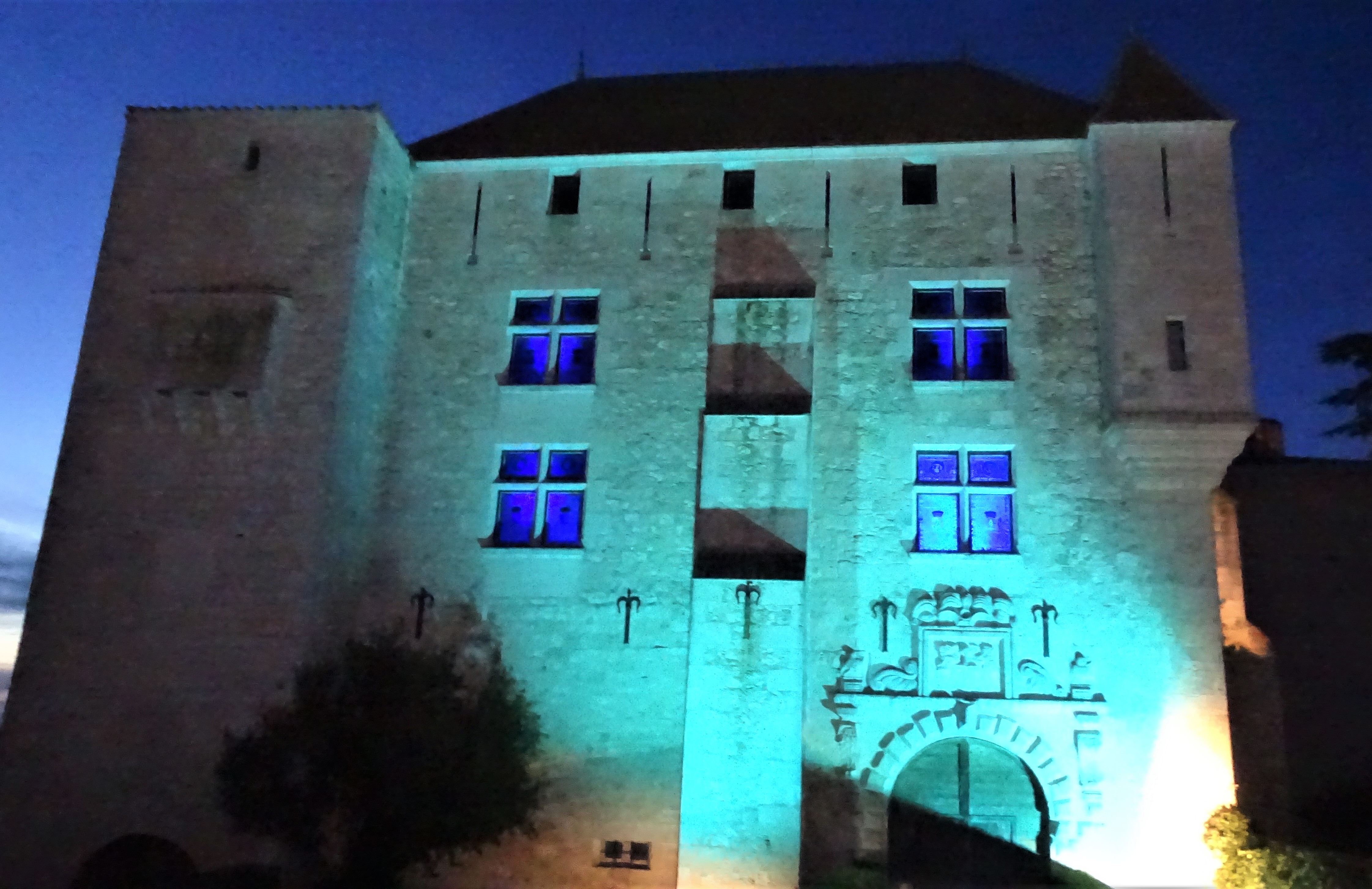 Le château illuminé en bleu signe des droits de l'enfant