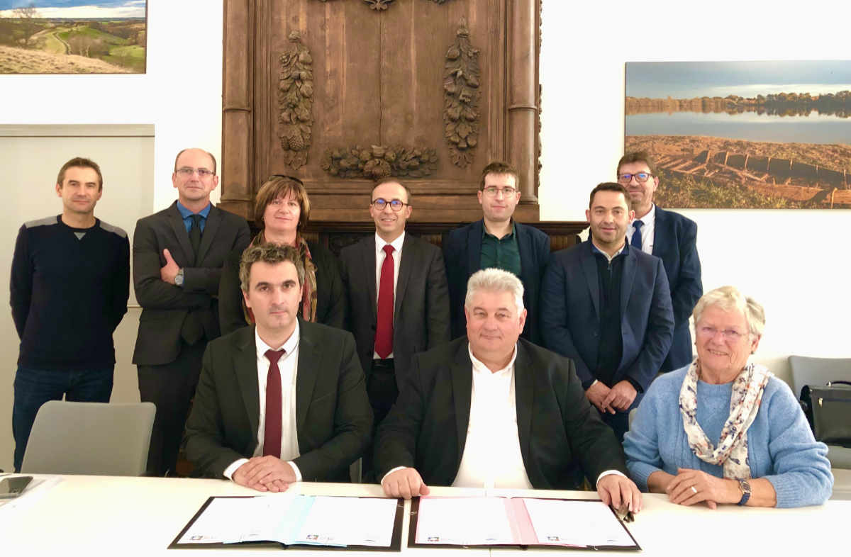 Céline Salles, Jean-Pierre Cot, Bernard Gendre, conseillers départementaux, Émilie  Munoz-Dennig, maire de Fleurance, et Guillaume Choisy, directeur général de l’Agence de l’Eau Adour-Garonne.