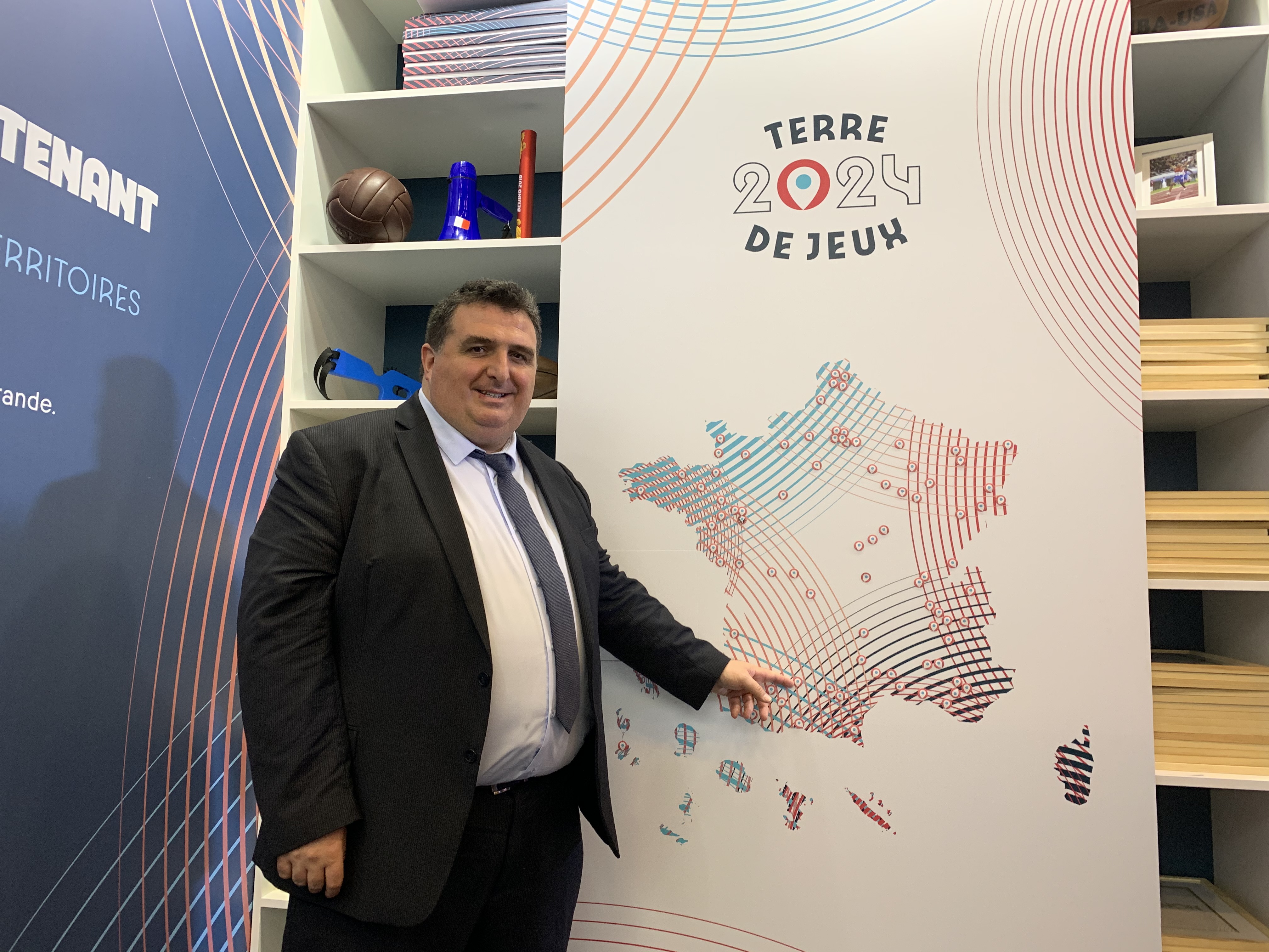 David Taupiac devant le panneau du label