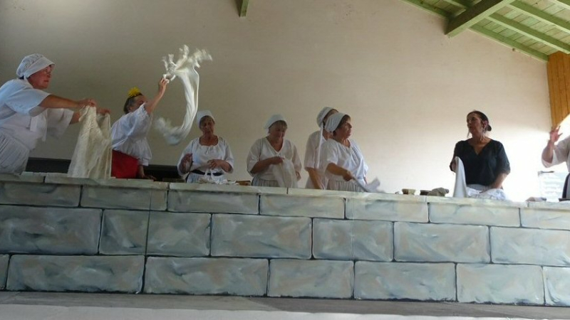 "Le Lavoir" joué par la troupe du Griot Blanc 