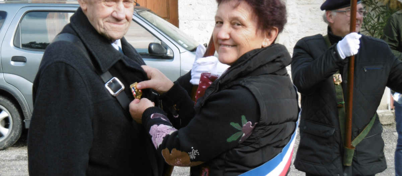 Un porte-drapeau méritant, une cérémonie en l'honneur de Théo Hrynkiw