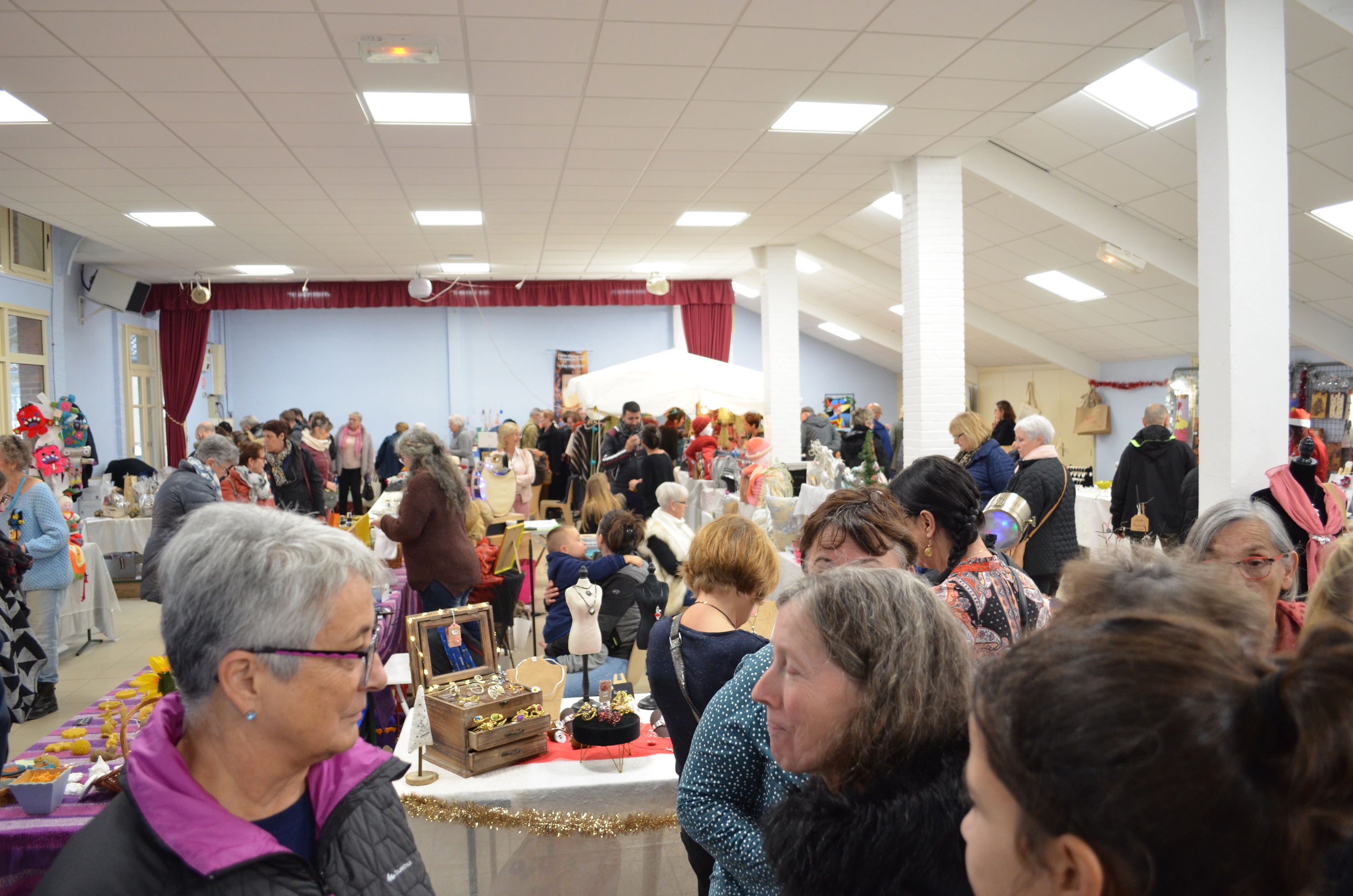 La foule se pressait autour des stands