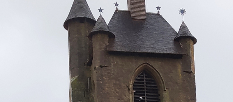 Le coq de l'église dans une fâcheuse position