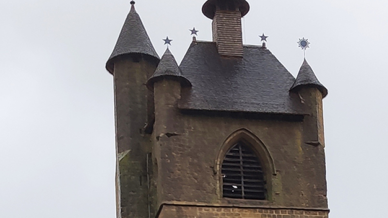 Le coq de l'église dans une fâcheuse position