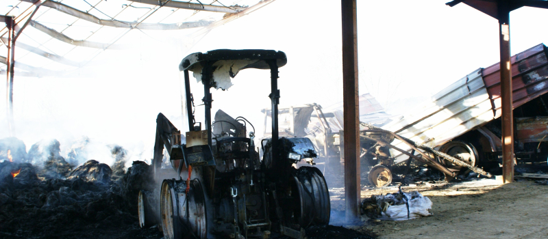 Un violent incendie détruit un hangar agricole