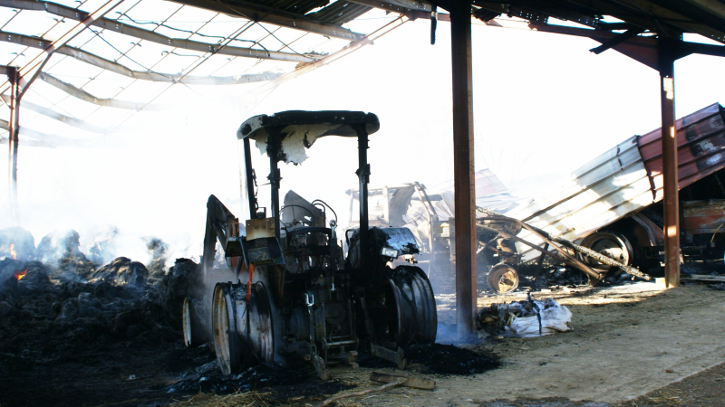 Un violent incendie détruit un hangar agricole