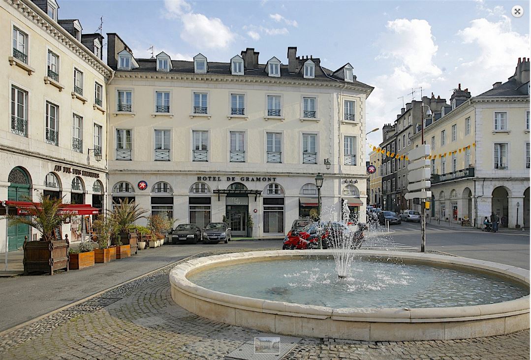 Place Gramont, plus belle place architecturée de Pau, réalisée entre 1783 et 1838. 