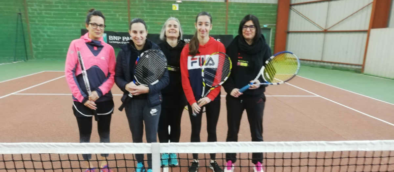 Les dames investissent les courts avec succès