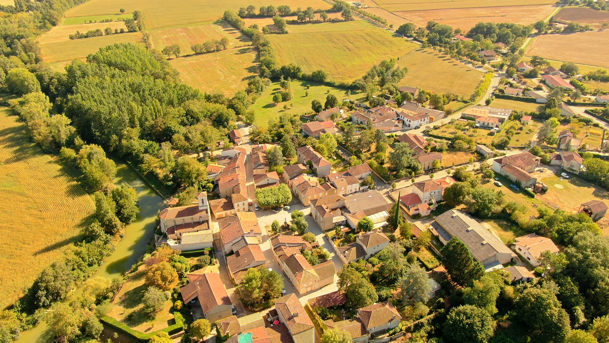 Une vue de Bonas grâce au drone de Laurent Lainé
