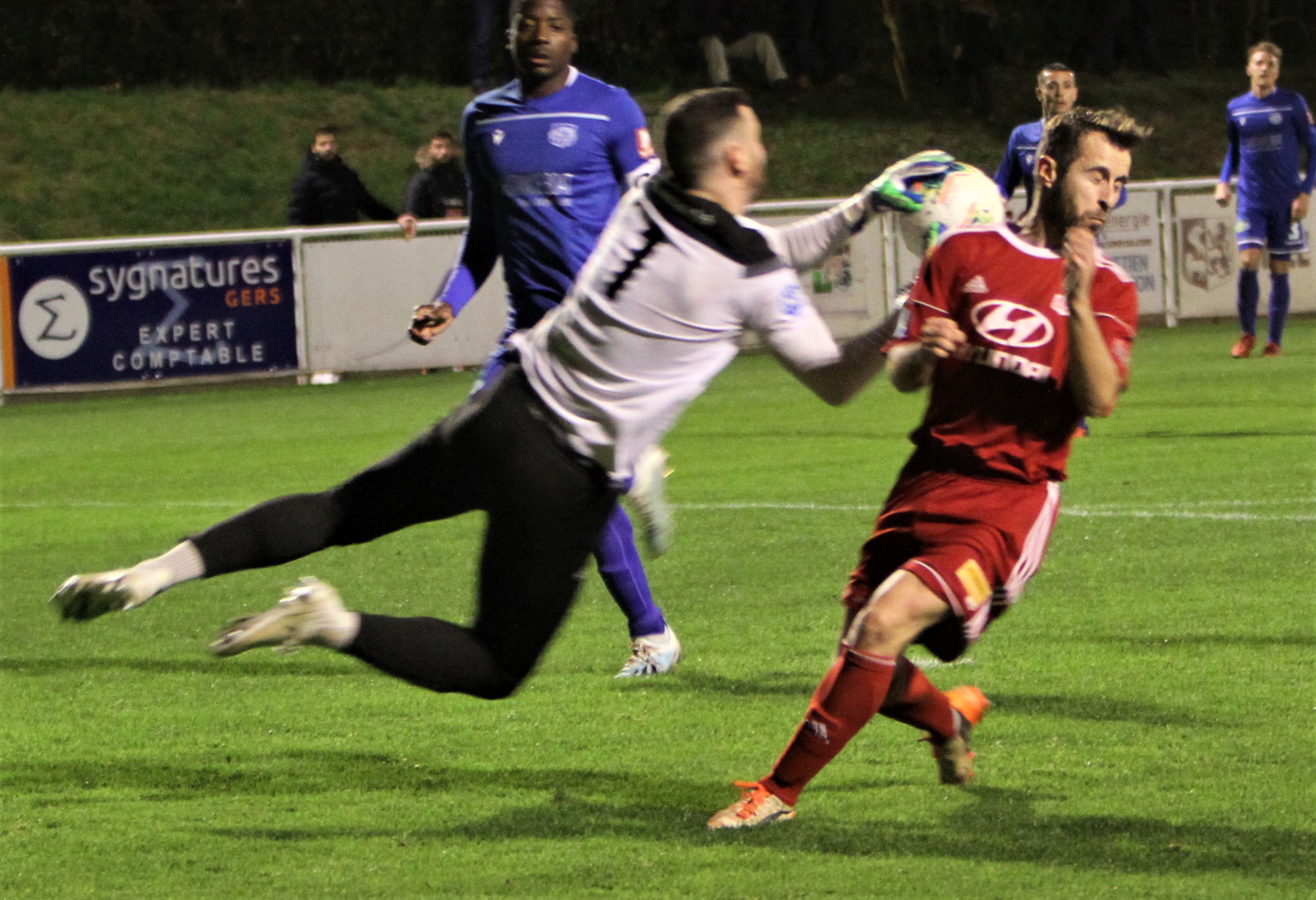 Le gardien aigues-mortais, Sébastien Robert, s'impose devant Dominique Gabriel.