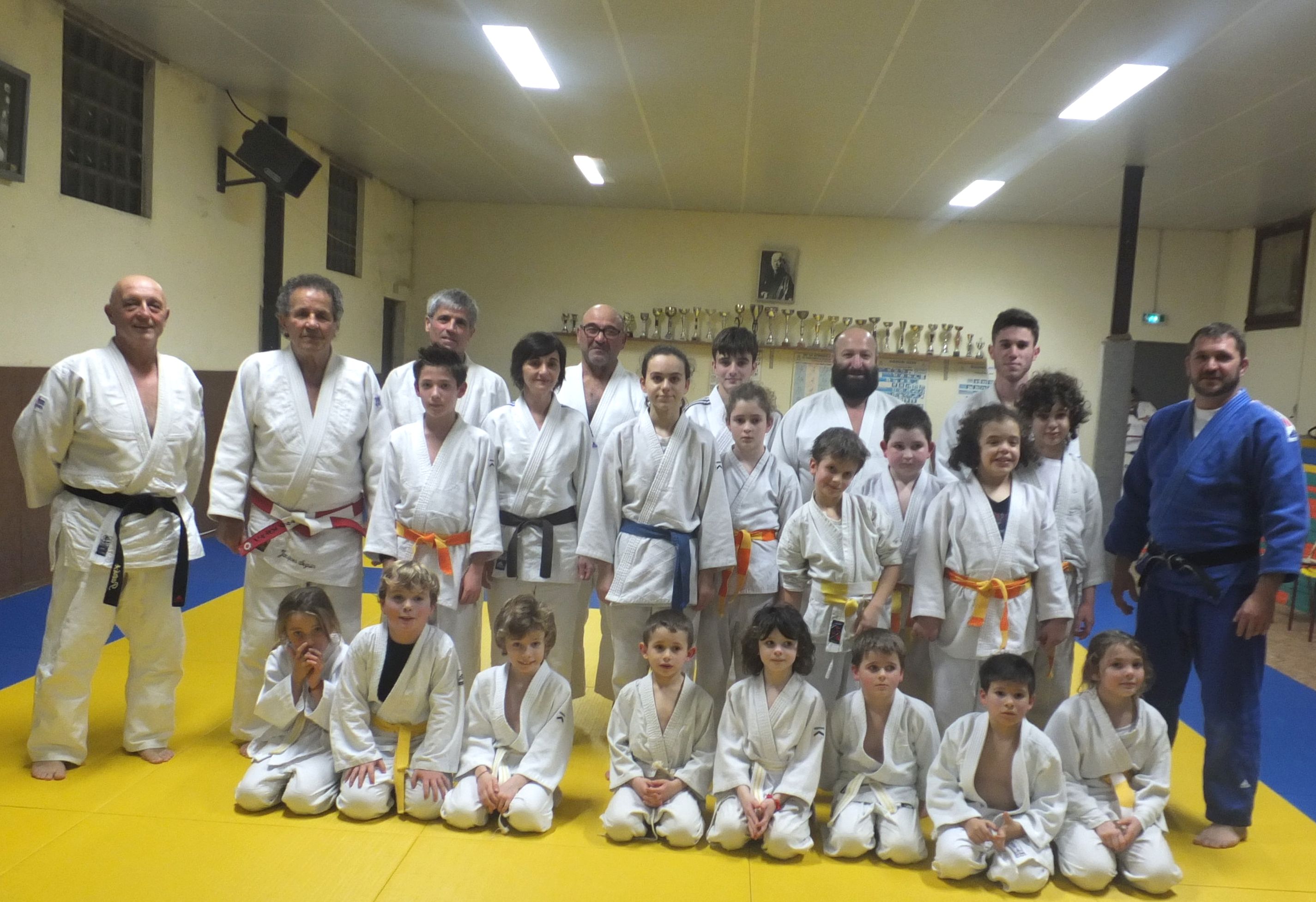  Jeunes et anciens judokas autour de Jacques Seguin, à gauche, avec la ceinture noire