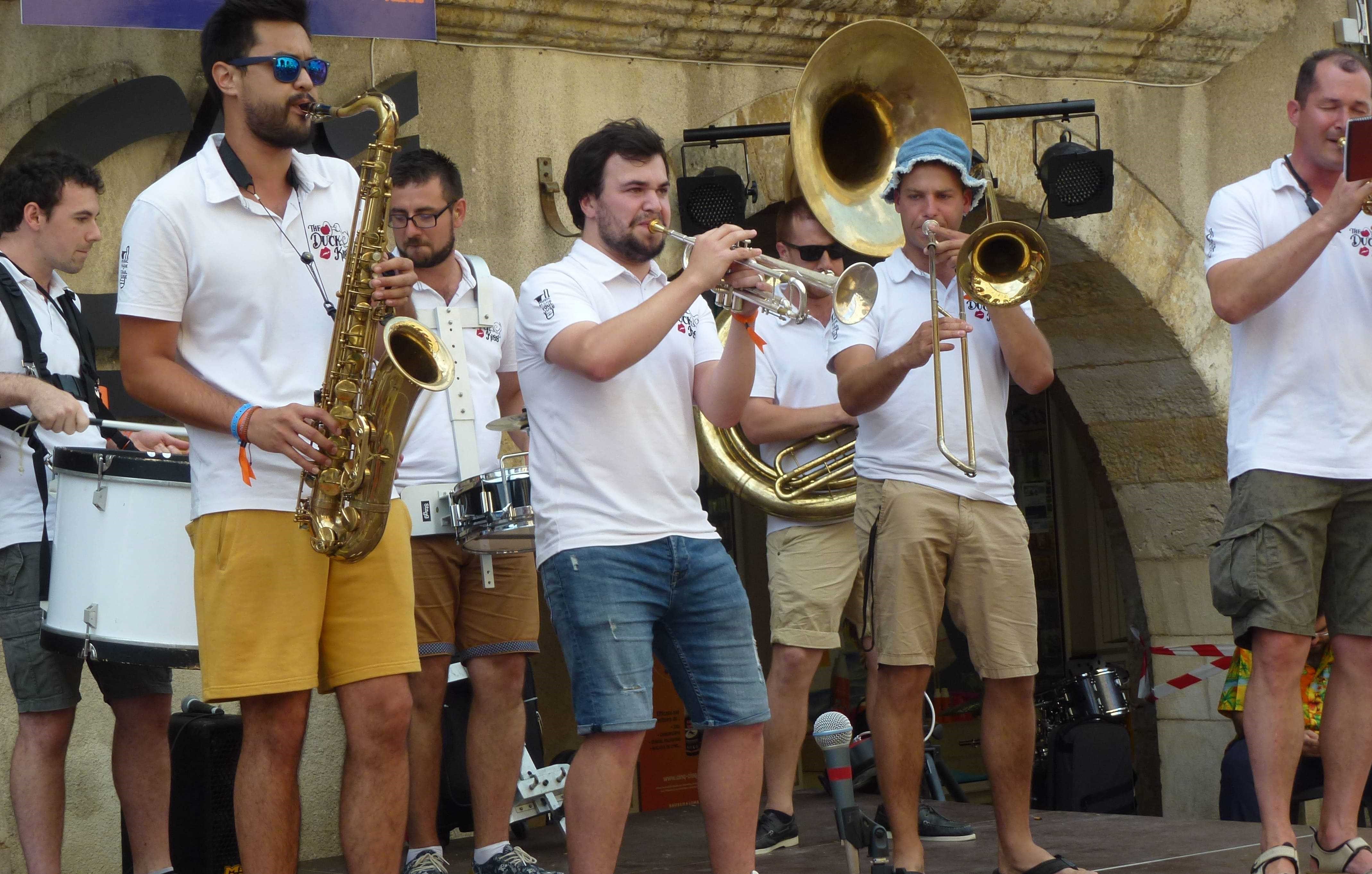Pourquoi pas une fanfare comme les Toulousains, le Duck Kiss, qui participaient à l'édition 2019 des Cuivro'Foliz ?