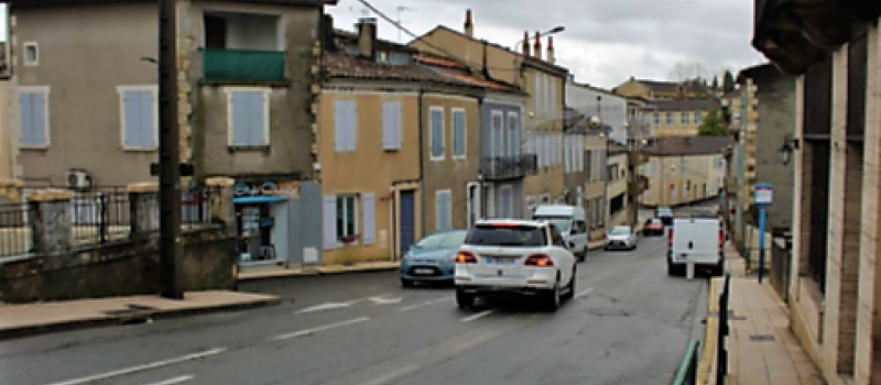 « Tourne à gauche » interdit  vers la rue Désirat