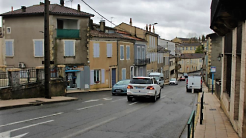 « Tourne à gauche » interdit  vers la rue Désirat