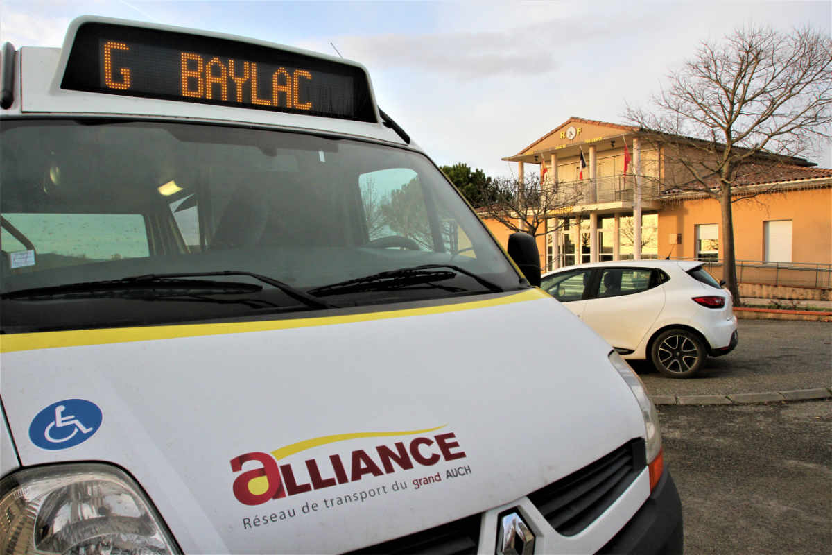 Transports urbains - Arrêt devant la mairie de Preignan - Photo JMR