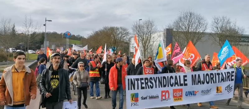 Manif retraites : les Black Prof de AGéducation32 et l'intersyndicale ont envahi le Centre Leclerc