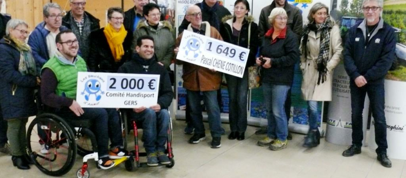 Remise de chèques par les Bouchons d'amour