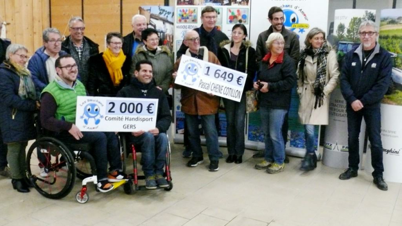 Remise de chèques par les Bouchons d'amour