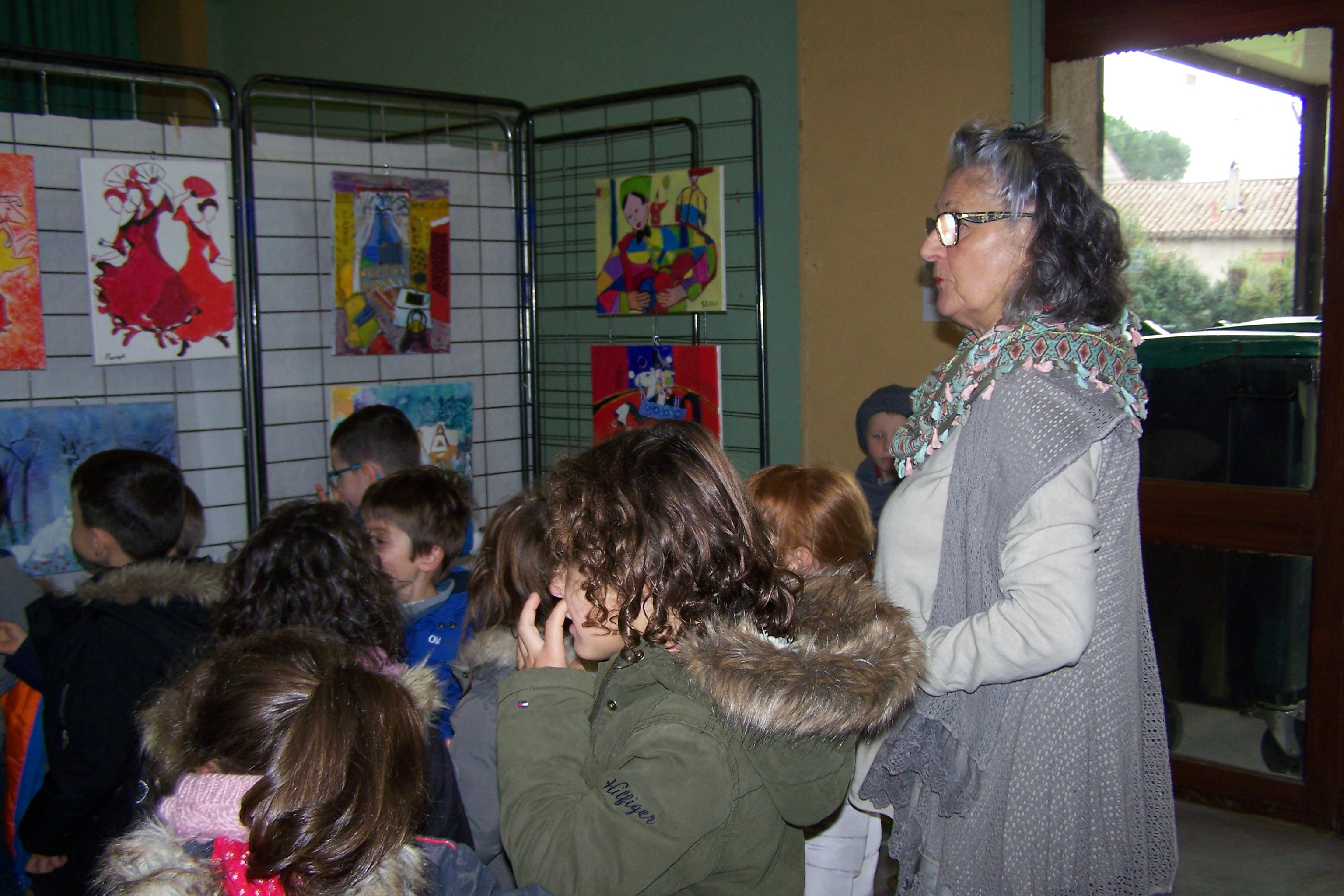 Eliane Fantini au milieu des petits artistes de son atelier