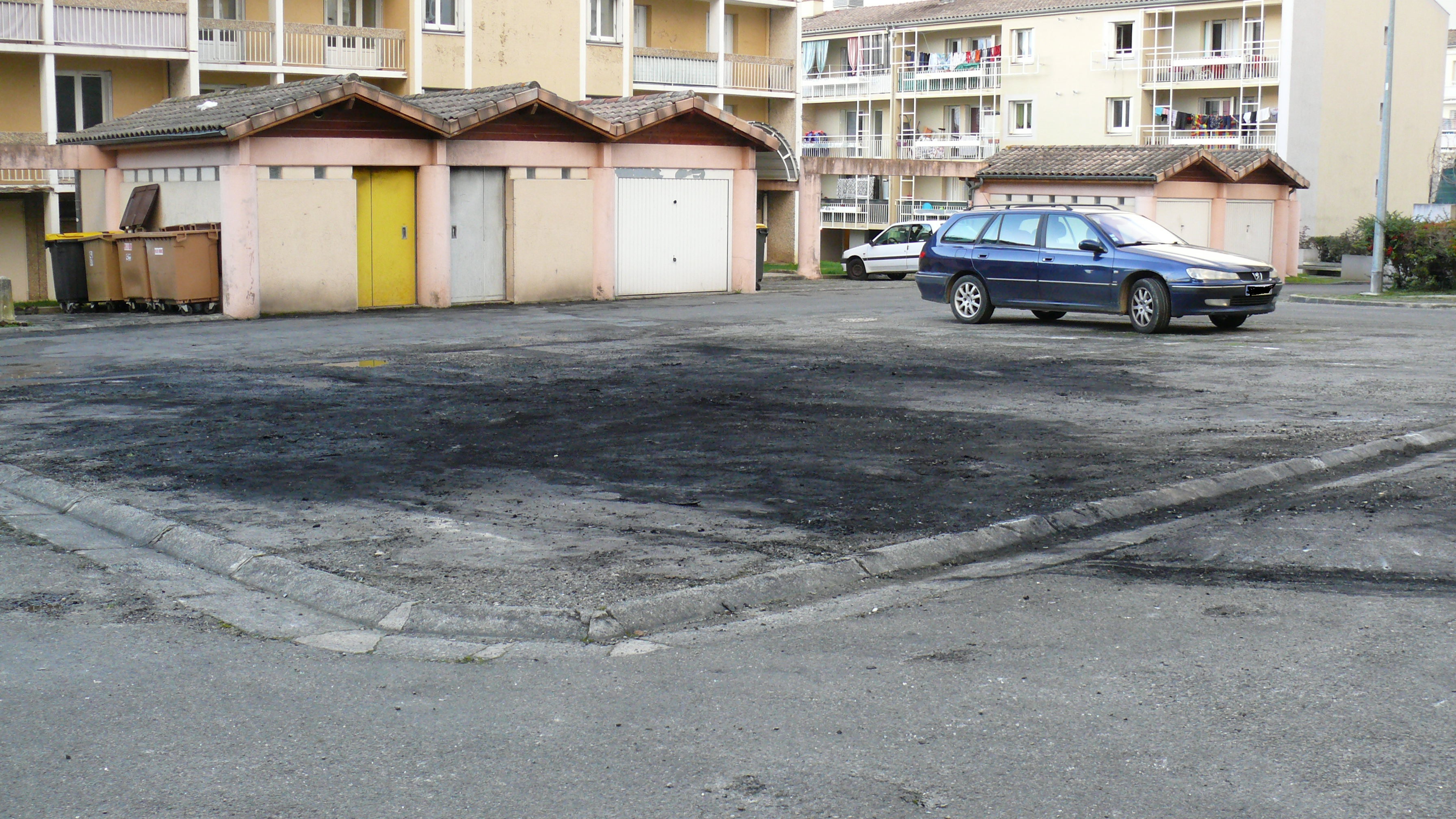 Parking où ont été incendiées les voitures.