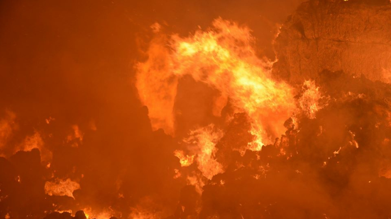 Voitures incendiées à Condom, une immense paillère en feu et accidents de voitures