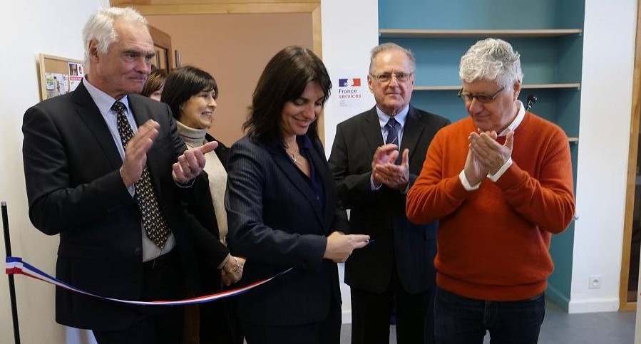 Catherine Seguin coupant le ruban symbolique 