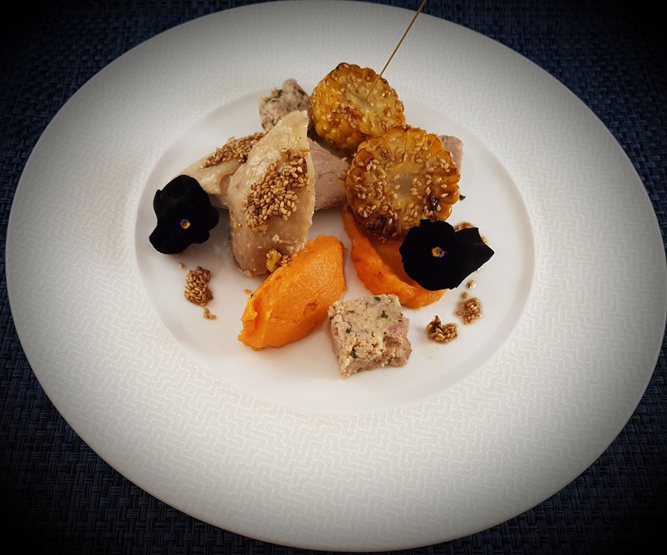 La Falène Bleue- Poule au Pot farce gingembre-citron vert, purée de patate douce, maïs et vinaigrette au sésame.©Tables du Gers