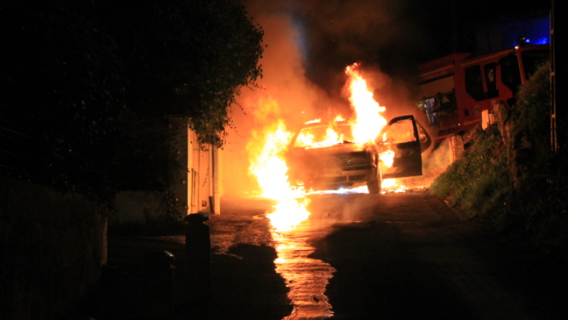 La voiture s'enflamme, la conductrice s'en extirpe juste à temps