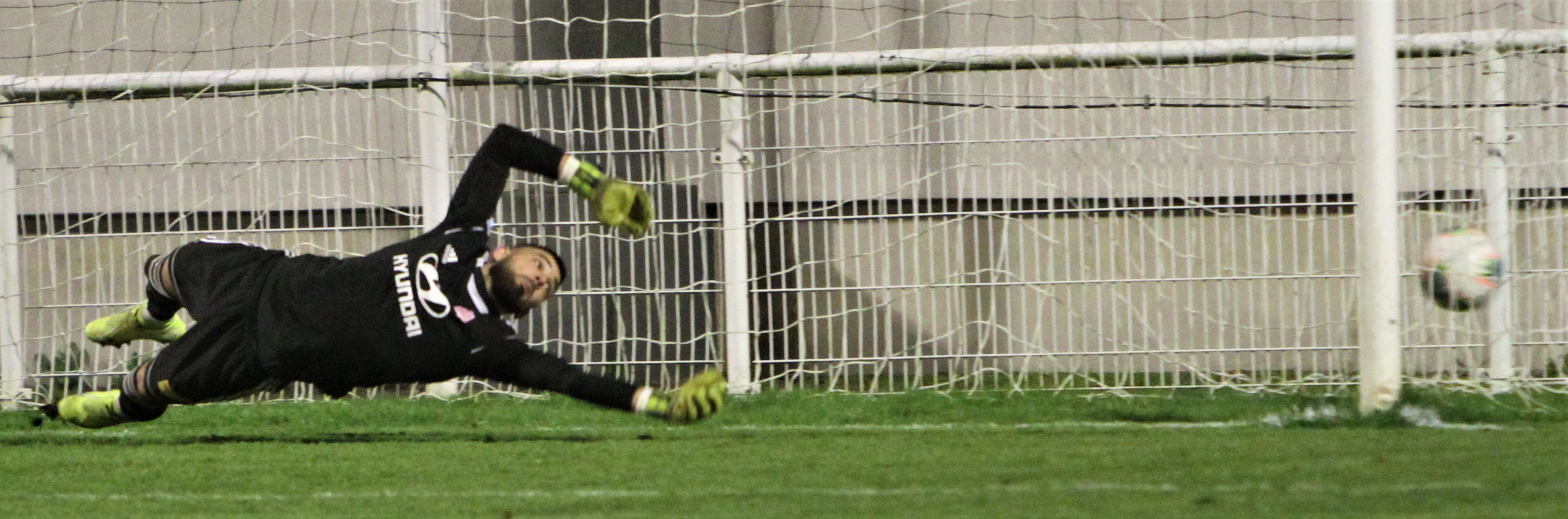 Damien Graves ne peut arrêter le penalty.