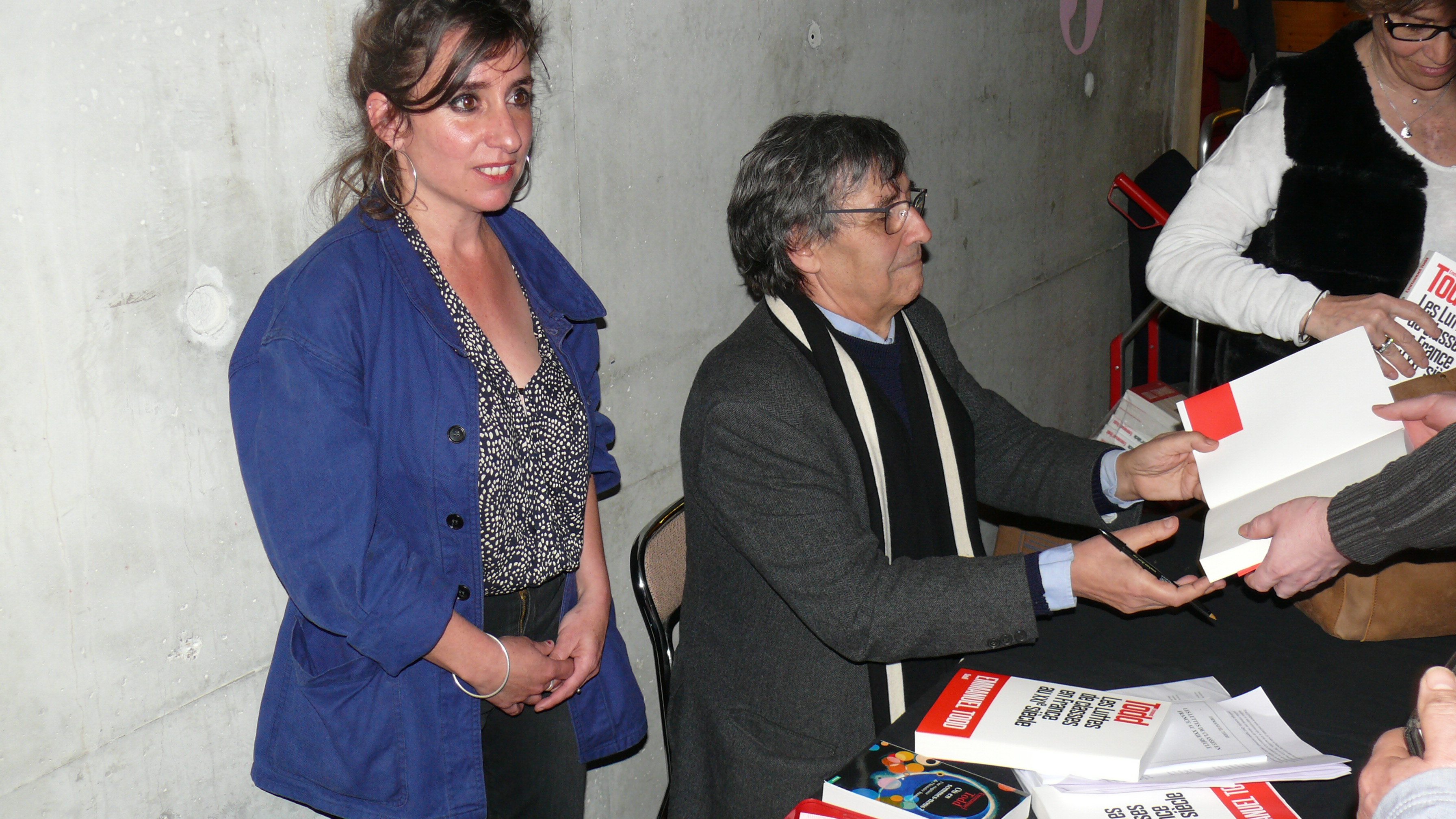Marielle Dy, de la librairie des Petits papiers, et Emmanuel Todd.