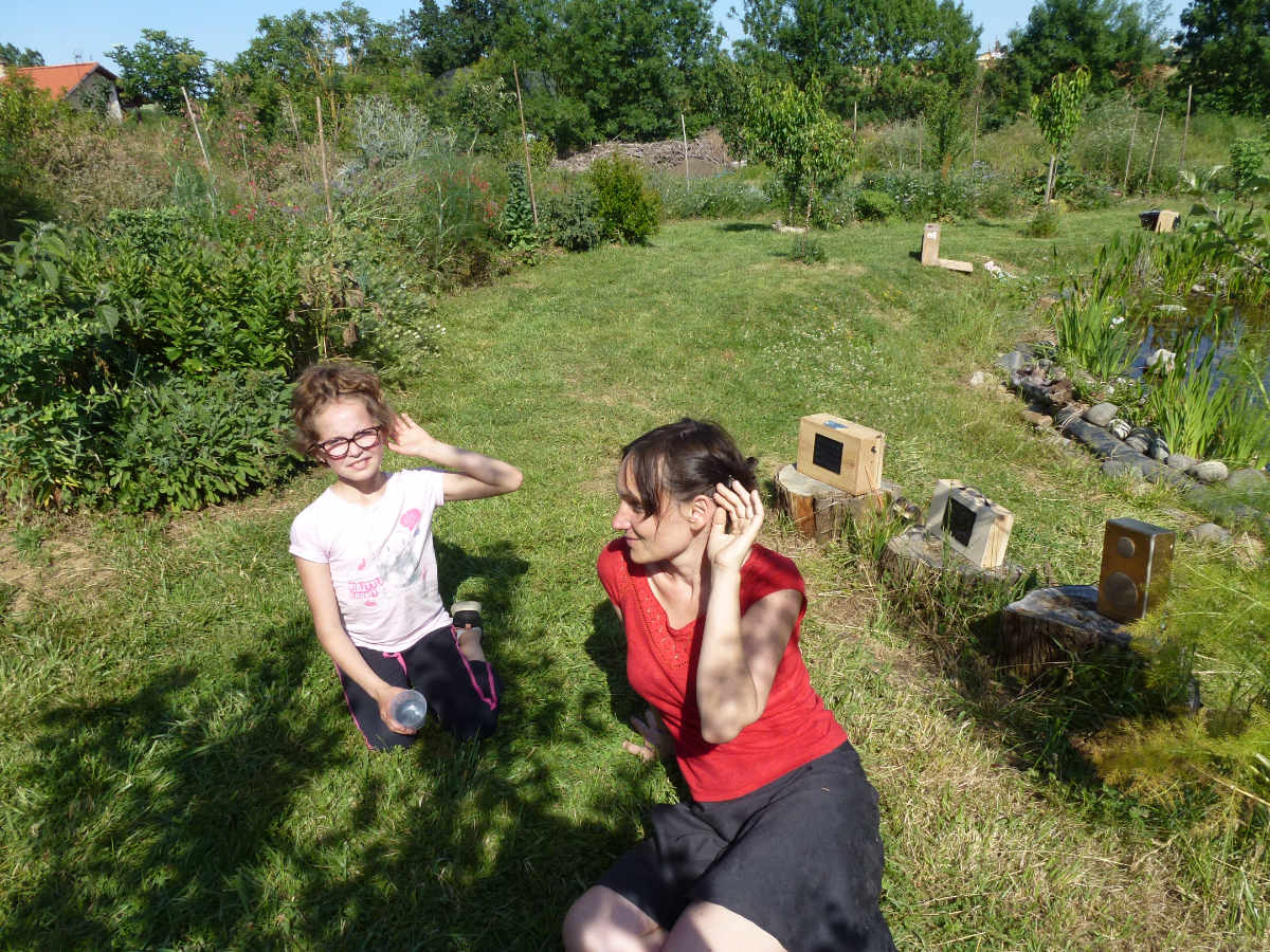 Amélie Agut lors d'une sieste sonore, le samedi 8 juin 2019, au Jardin de la Nourrice, à Aubiet