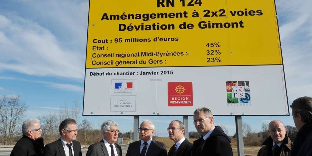 Des panneaux rappellent au conducteur que les travaux ont bien débuté ... en janvier 2015.