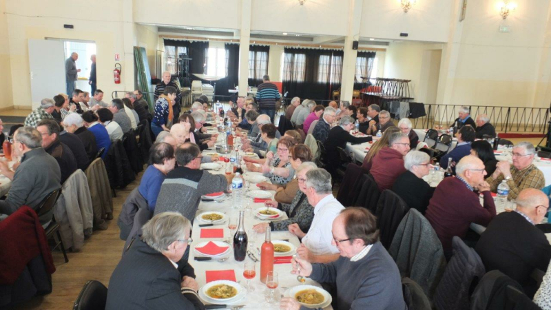Ambiance familiale au repas de la chasse