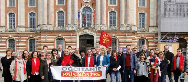 Des listes occitanes place du Capitole
