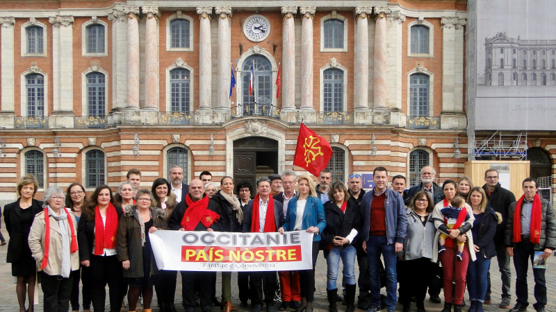 Des listes occitanes place du Capitole