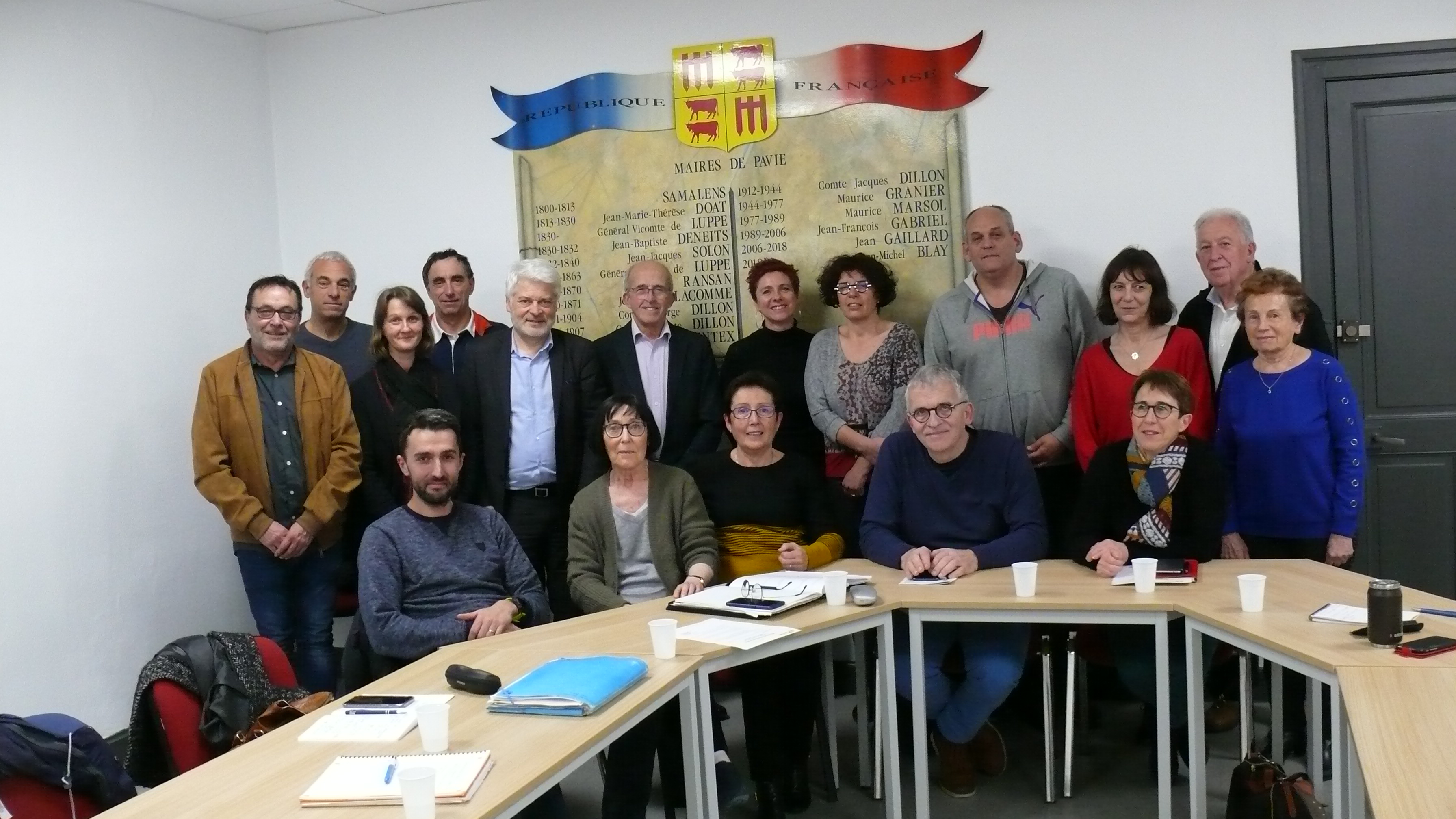 Le Conseil Municipal au complet lors de sa dernière séance avant les élections municipales.