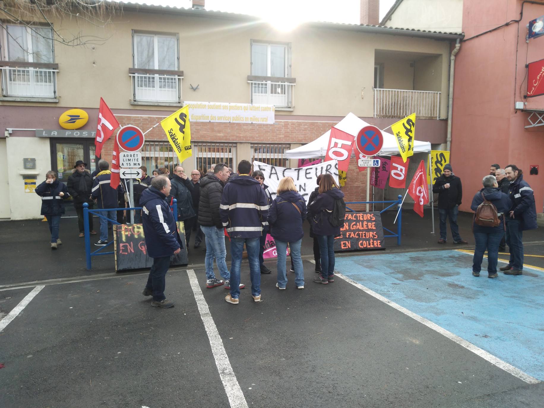 Les grévistes devant la Poste de l'Isle-en-Dodon.