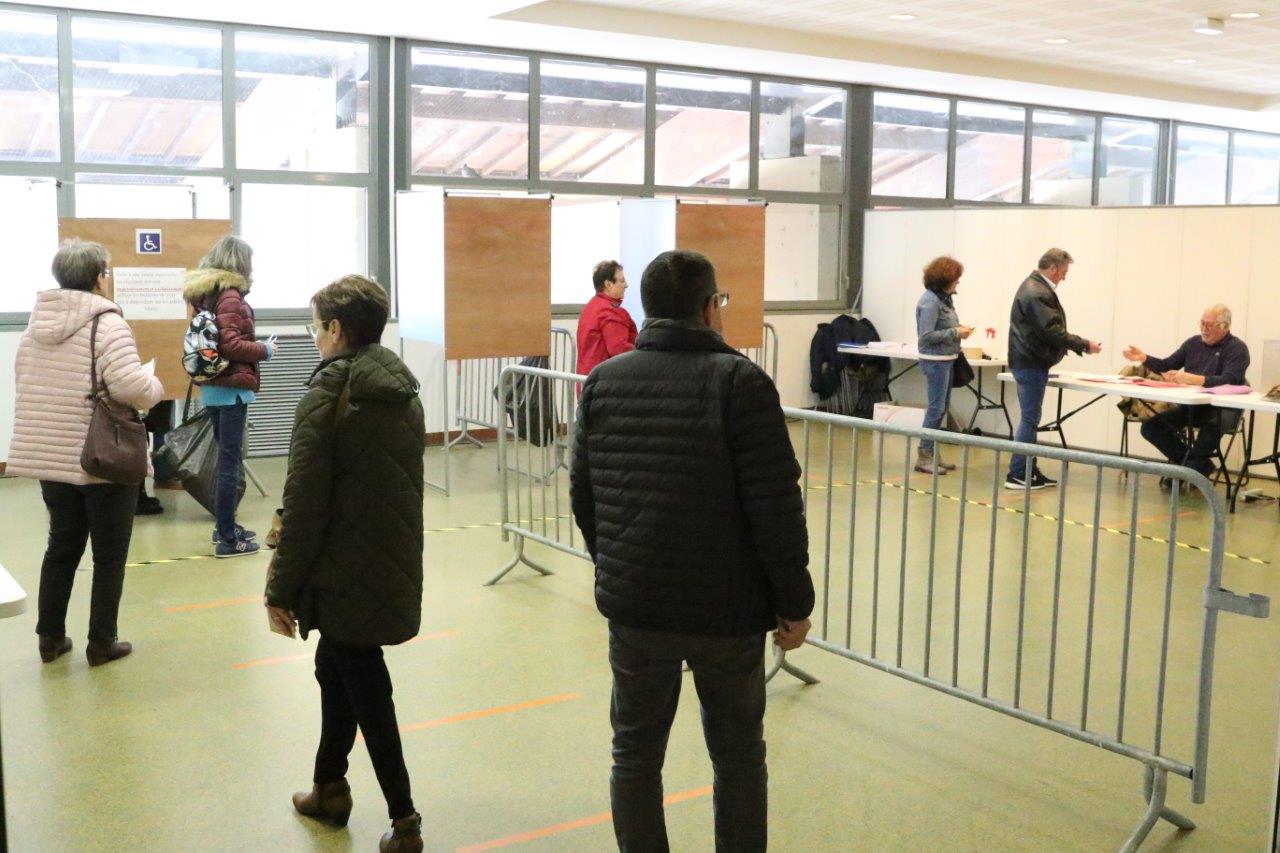 Les électeurs respectent les distances de sécurité pour rejoindre le bureau de vote - Photo Marc Le Saux