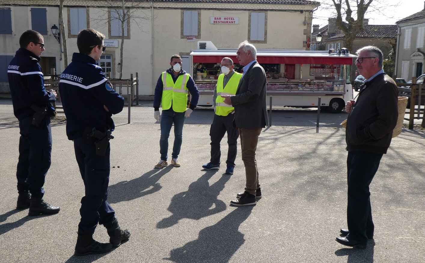 Le maire s'entretient avec les employés municipaux et les forces de l'ordre