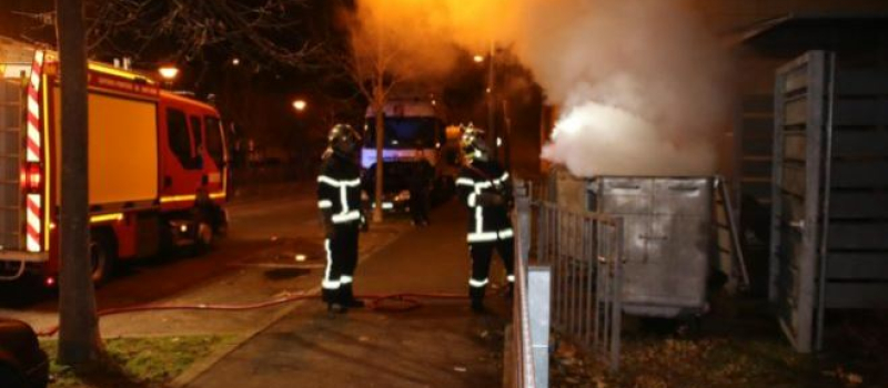Feux de poubelles, voiture incendiée, des actes volontaires qui auraient pu tourner au drame