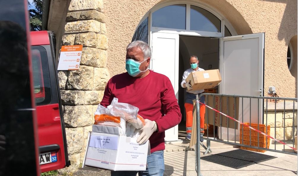 Chargement des matériels de protection. Photo : Conseil Départemental.