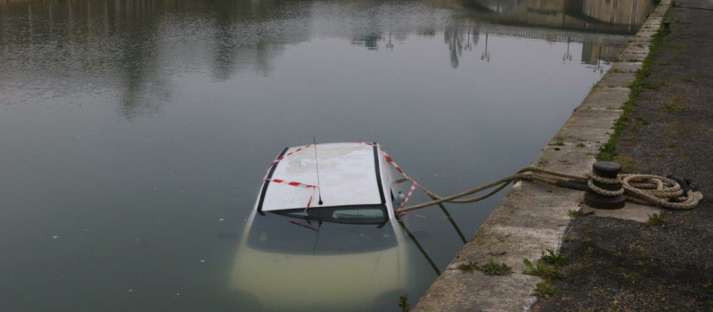 Une voiture dans les eaux de la Baïse, à Condom